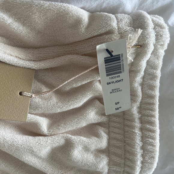 Aritzia Skylight Shorts Birch - Picture 2 of 2